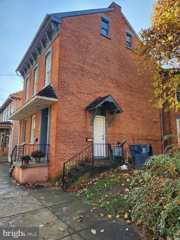 174 S Charlotte St Unit B, Manheim, PA 17545 Room for Rent in Manheim