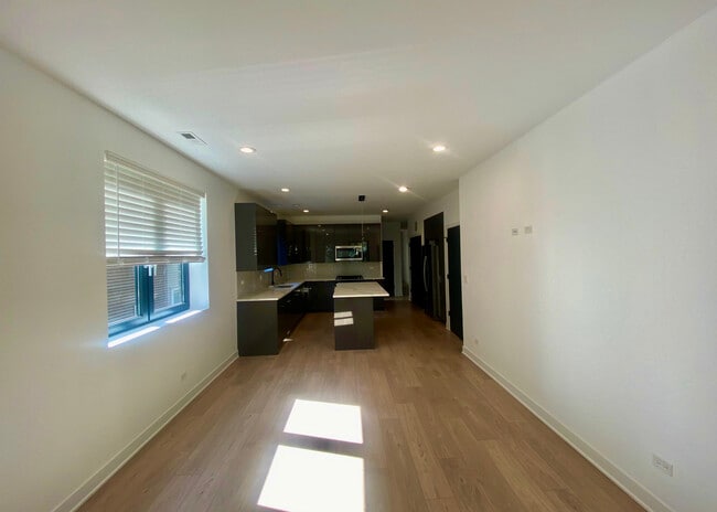 Foto del edificio - 4426 N Kenneth Ave