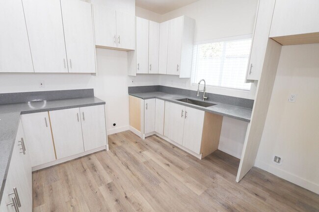 Foto del edificio - 3 Bedroom, 2 Bath available now! Newer con...