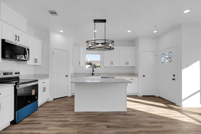 Building Photo - 104 Runnels St