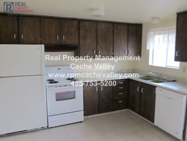 Building Photo - 4 br. house Available in August.  Pet frei...