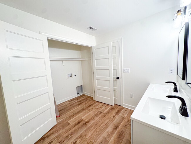 Building Photo - 134 N Clarendon Dr