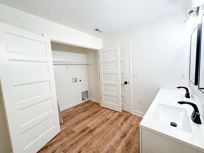 Foto del edificio - 134 N Clarendon Dr