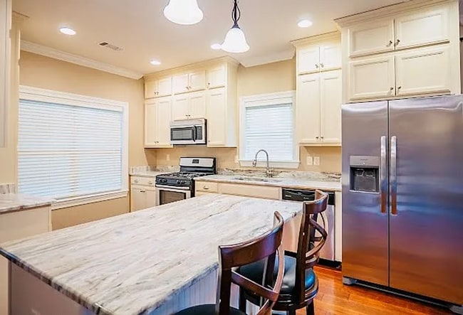 Building Photo - 4 Bed/3.5 Bath