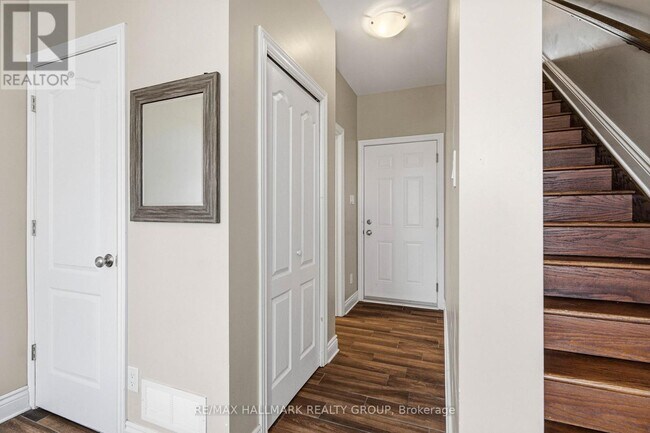 Building Photo - 290 Cambridge St N