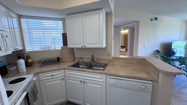 Foto del edificio - Coastal Living at Its Finest – Stylish 2BR...