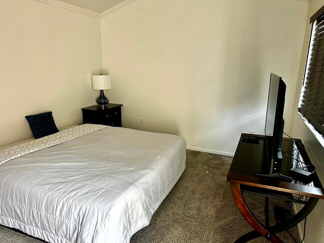 Building Photo - 1354 N Main St