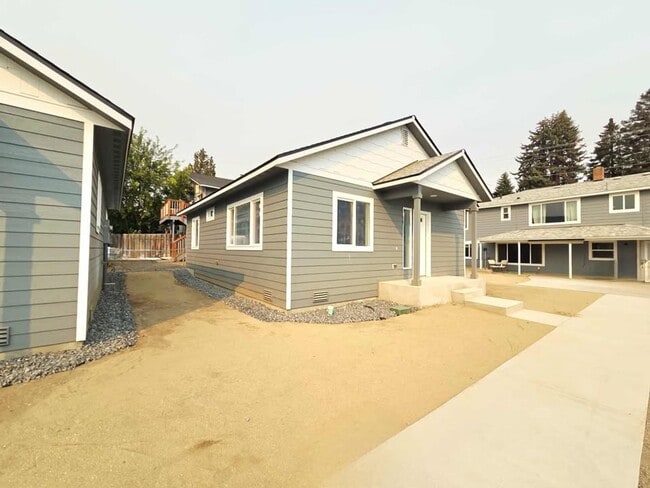 Building Photo - 1214 N Baker Ave