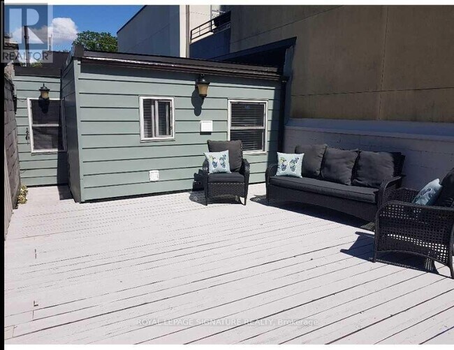 Photo du bâtiment - 608A MOUNT PLEASANT ROAD