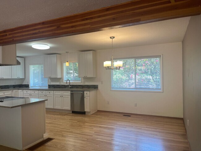 Building Photo - Beautifully Updated 4-Bedroom Home with Fr...