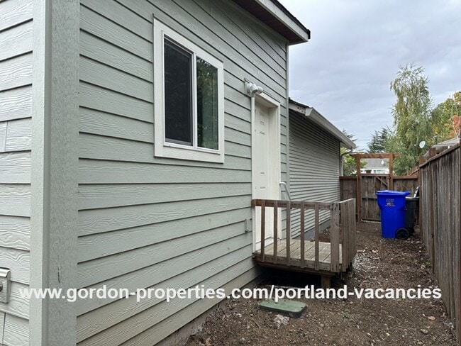 Photo - SE 88th Ave - 2 bedroom ADU close to the restaurants and shops along SE 92nd Ave and SE Foster Blvd Apartment