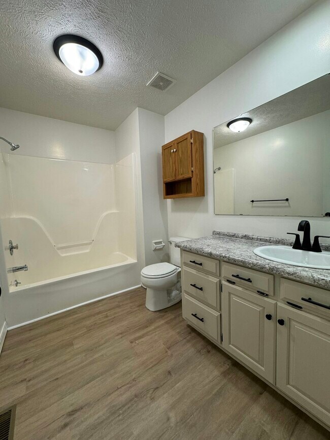 Foto del edificio - 701 McLean Ct