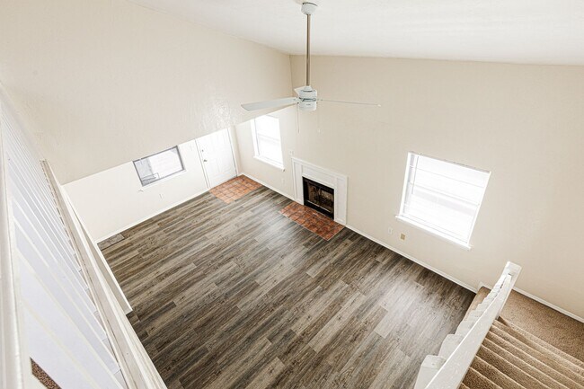 Building Photo - Luxury 2Bed 2Bath LOFT MOVE IN SPECIAL $999