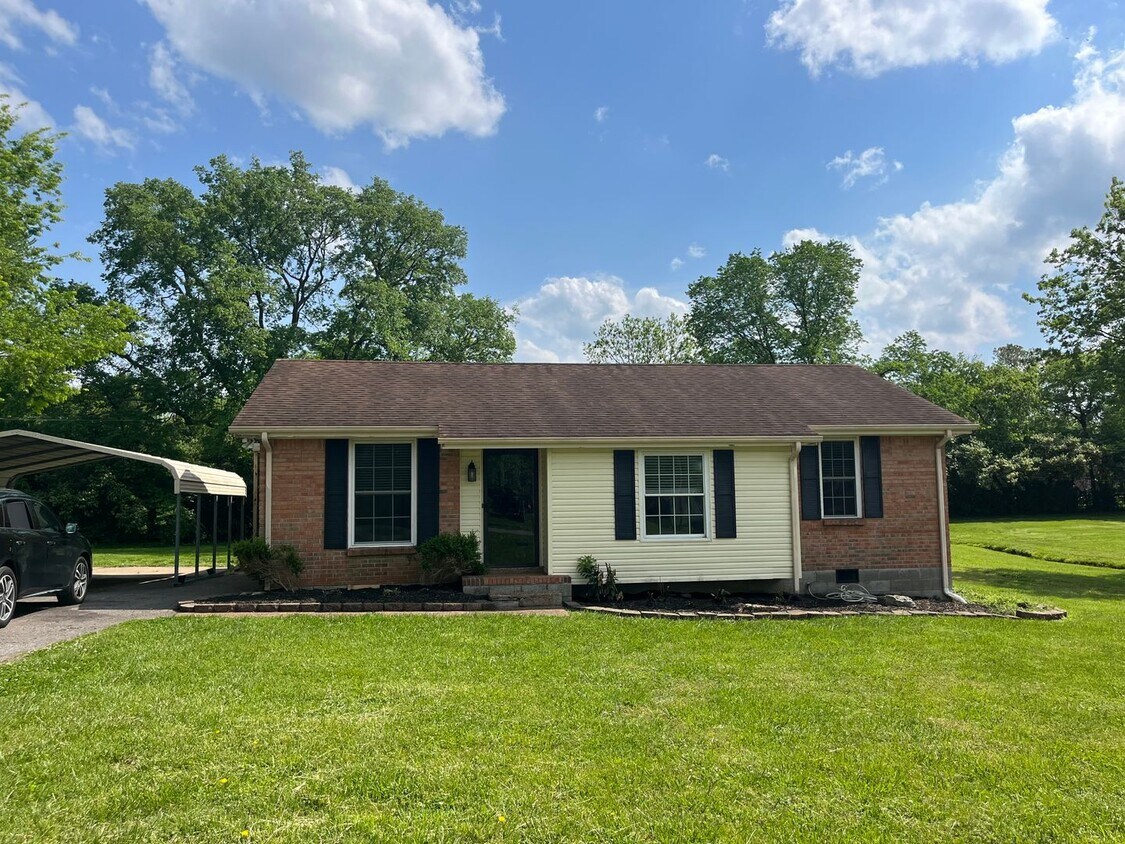 Foto principal - For Lease - 3 Bed, 1 Bath Home in the Hear...