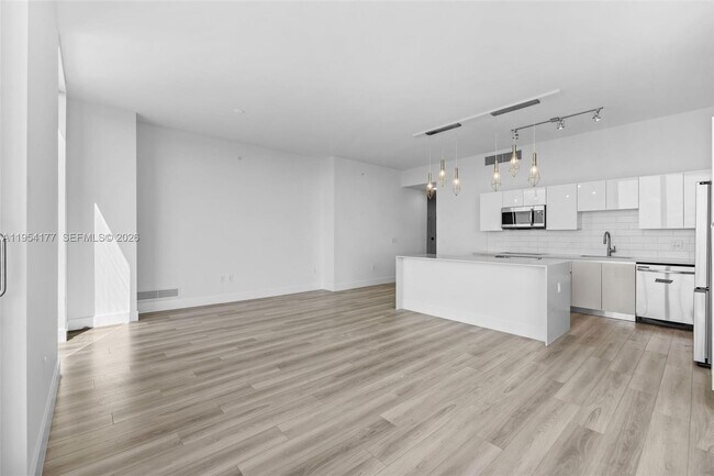 Foto del edificio - 101 Diplomat Pkwy