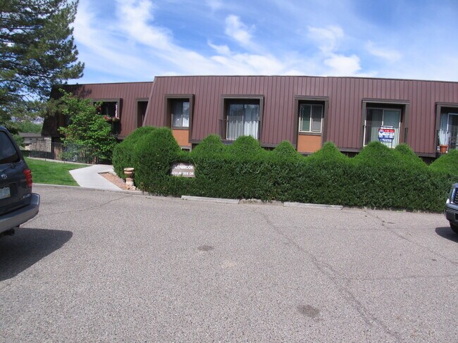 Foto del edificio - 3231 Lakeside Dr