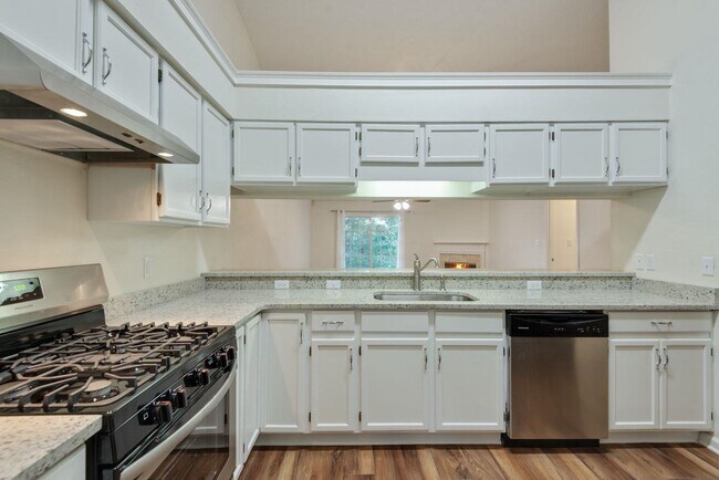 Building Photo - 3538 Killarney Plaza Dr
