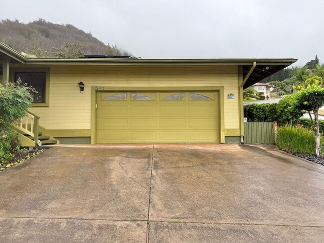 Building Photo - Beautiful 3 Bedroom / 2.5 Bathroom Home in Wailuku Heights!