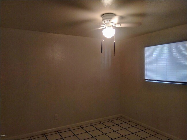 Foto del edificio - 2133 W Adams St