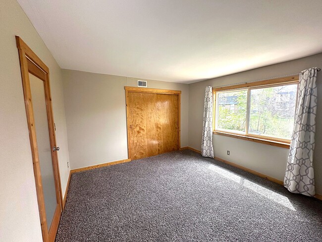 Building Photo - 280 E Highline Cir