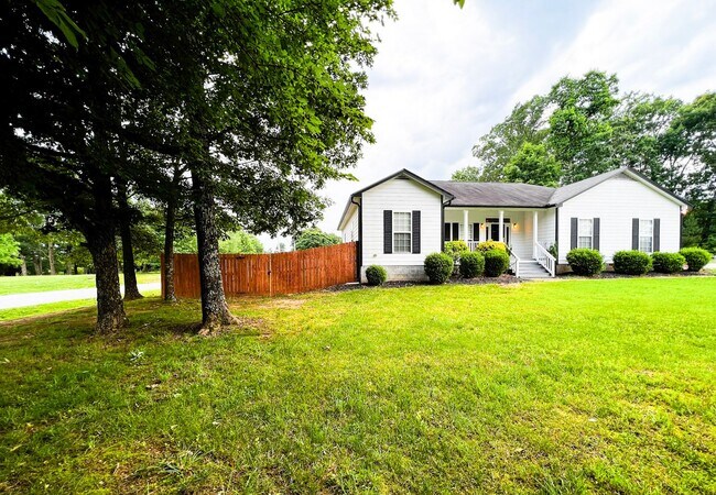 Building Photo - Pfafftown 3 Bedroom, 2 Bathroom Rare Gem i...
