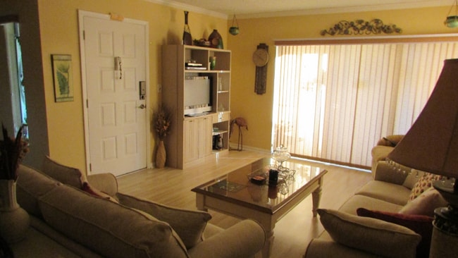 Foto del edificio - 2699 Pine Ridge Way E