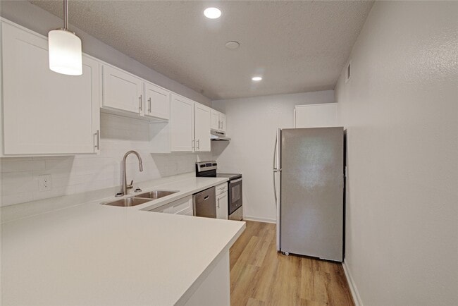 Building Photo - 800 Heights Blvd