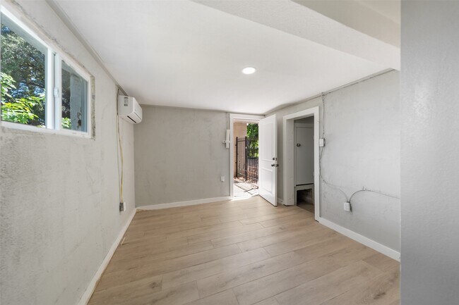 Building Photo - 213 Caplin St