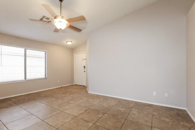 Foto del edificio - 8740 W Loma Ln