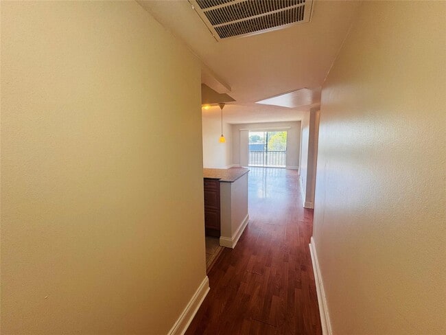 Foto del edificio - 8020 Colony Cir N