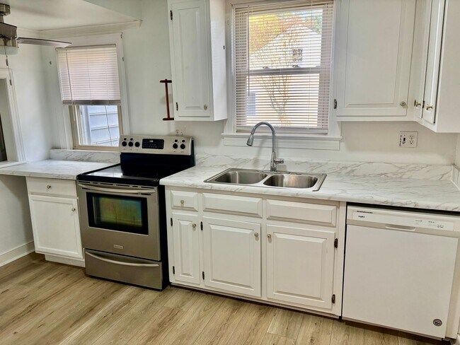 Building Photo - MON6-CD