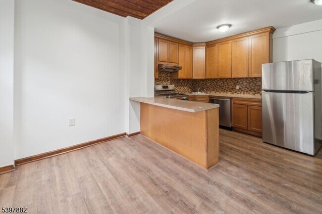 Foto del edificio - 310 Paterson Plank Rd