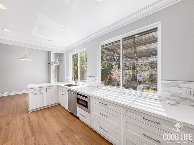 Foto del edificio - Spacious 4-Bed, 3-Bath Retreat with 3-Car ...