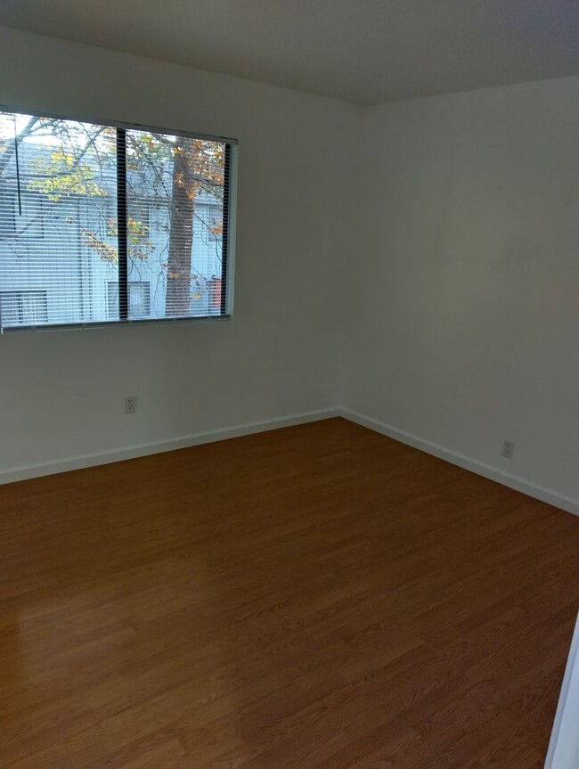Building Photo - ro664WestAvenue (The Pines)