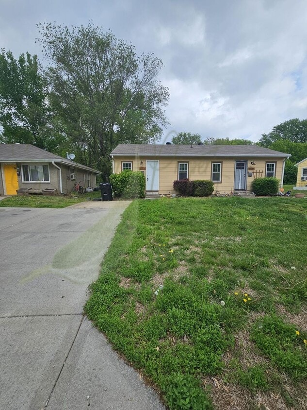 Primary Photo - 10816-10818 E 19th Terrace S