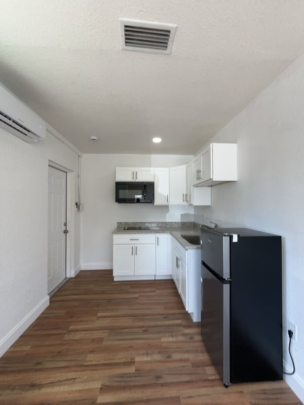 Foto del edificio - 562 Hartley Pl