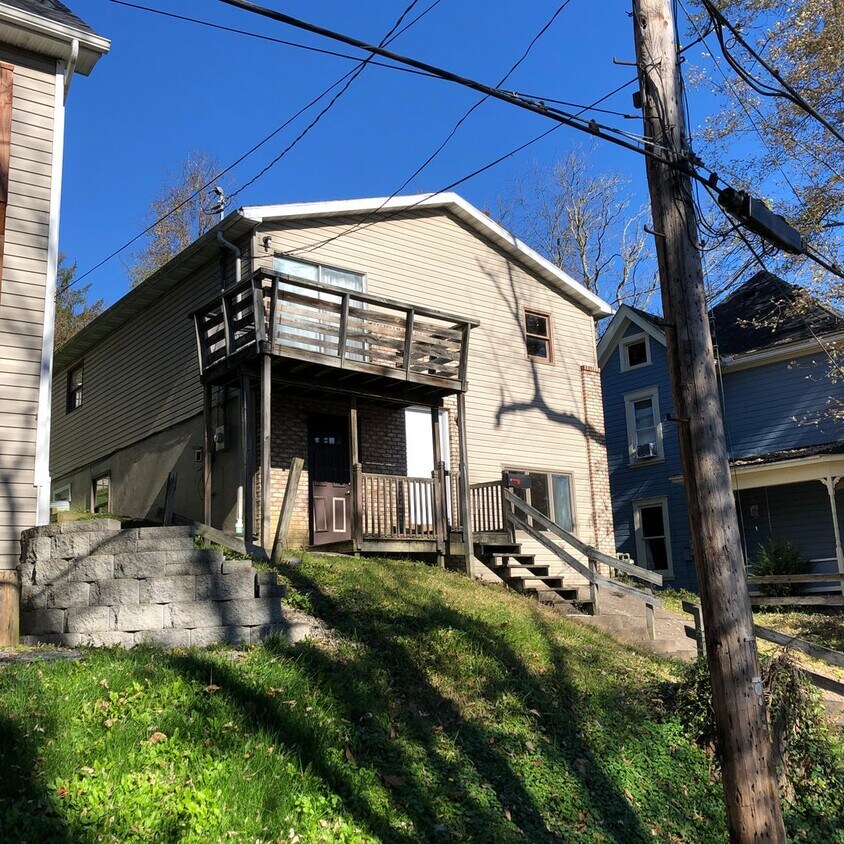 4 Bed/2.5 Bath Home in Wiles Hill Availa... House Rental in