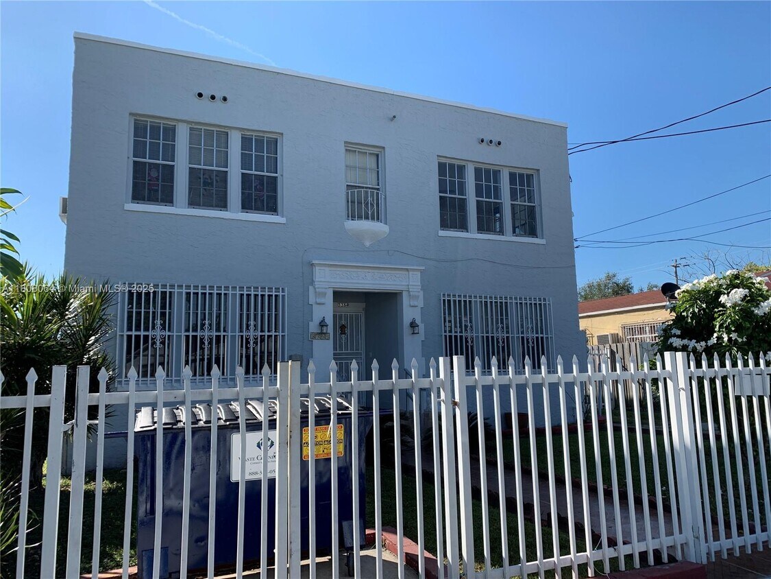 Foto principal - 3364 SW 2nd St