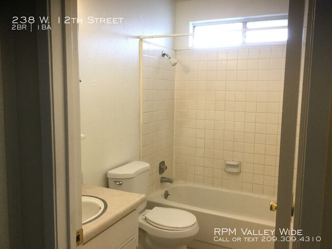 Building Photo - 2 Bedroom Apartment Available Now!