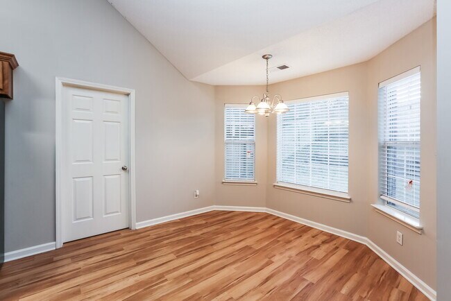 Foto del edificio - 7135 Maple Grove Rd