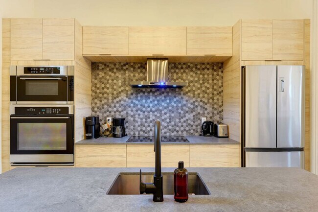 Building Photo - 3831 R. Saint-Denis