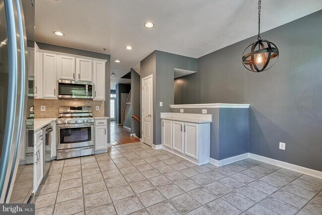 Building Photo - 3275 Amazon Ln