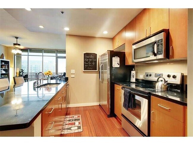 Building Photo - 565 Peachtree St NE