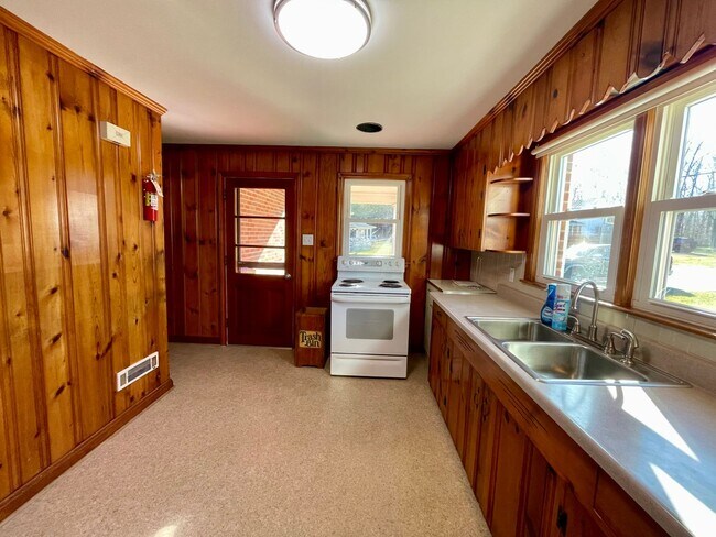 Building Photo - Lovely Brick Ranch Home