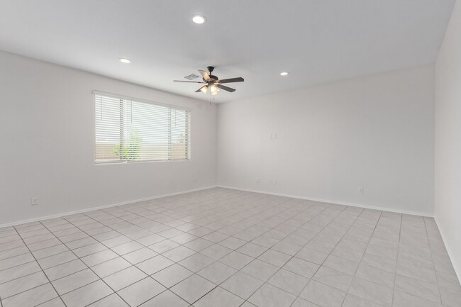 Foto del edificio - Newer construction home in Chandler w/ ope...