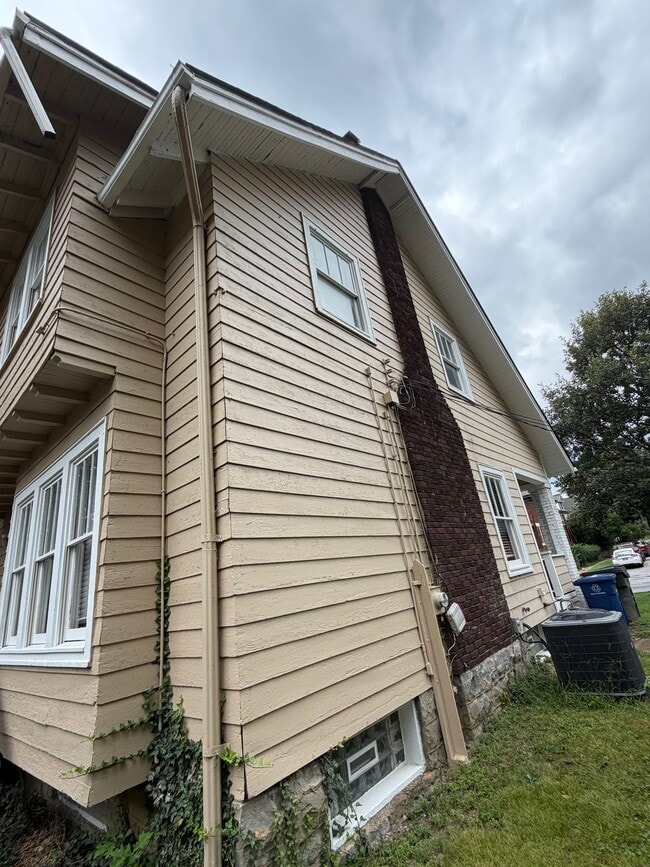 Building Photo - 267 E Lane Ave