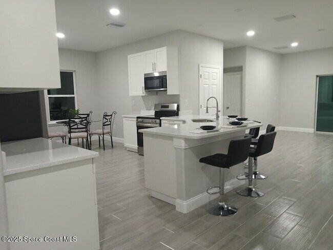 Building Photo - 571 San Filippo Dr SE
