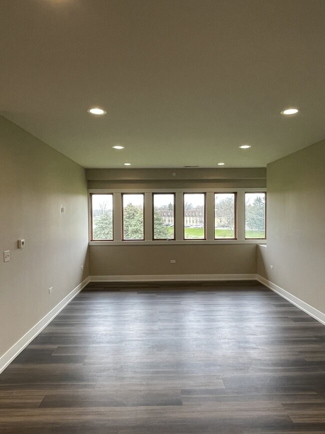 Building Photo - 400 E Hillcrest Dr