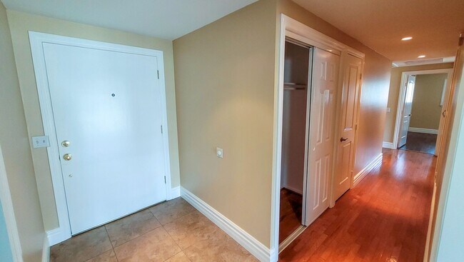 Building Photo - Gorgeous 4 Bedroom 2 Bath corner home in L...