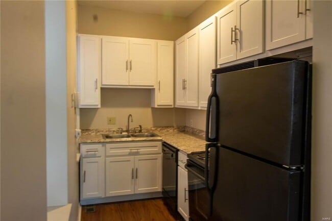 Building Photo - Lindell Blvd  4319 #d